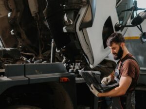 The Complete Guide to Semi Truck Maintenance and Repair. Fast Response